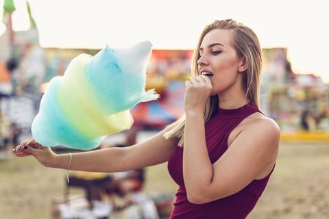 Frau isst Zuckerwatte