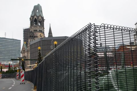 Der Weihnachtsmarkt am Berliner Breitscheidplatz - Gitter und Poller gegen den Terror