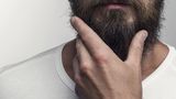 Wer Bart trägt, wird ein Bartpflegeöl lieben. Bartpflege für zuhause ist der neue Trend in der Männerkosmetik. Und ein gepflegter Bart, der mit Öl verwöhnt wird, ist auch nicht so kratzig beim Kuscheln. Ein Bartpflegeöl von L'Oreal Men Expert (rund 8 Euro) gibt es zum Beispiel bei Douglas.de
