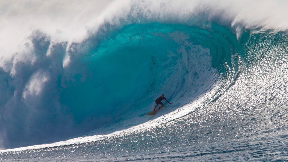 Vor Oahus berühmtesten Spot Pipeline brachen am äußeren Riff gigantische Wellen - Kohl Christensen schießt aus einer großen Tube.