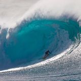 Vor Oahus berühmtesten Spot Pipeline brachen am äußeren Riff gigantische Wellen - Kohl Christensen schießt aus einer großen Tube.