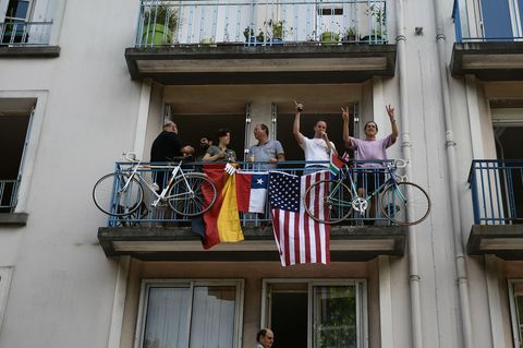 Deutsch-Amerikanische-Freundschaft gibt es natürlich immer noch - wie hier bei Tour-de-France-Zuschauern im Westen Frankreichs