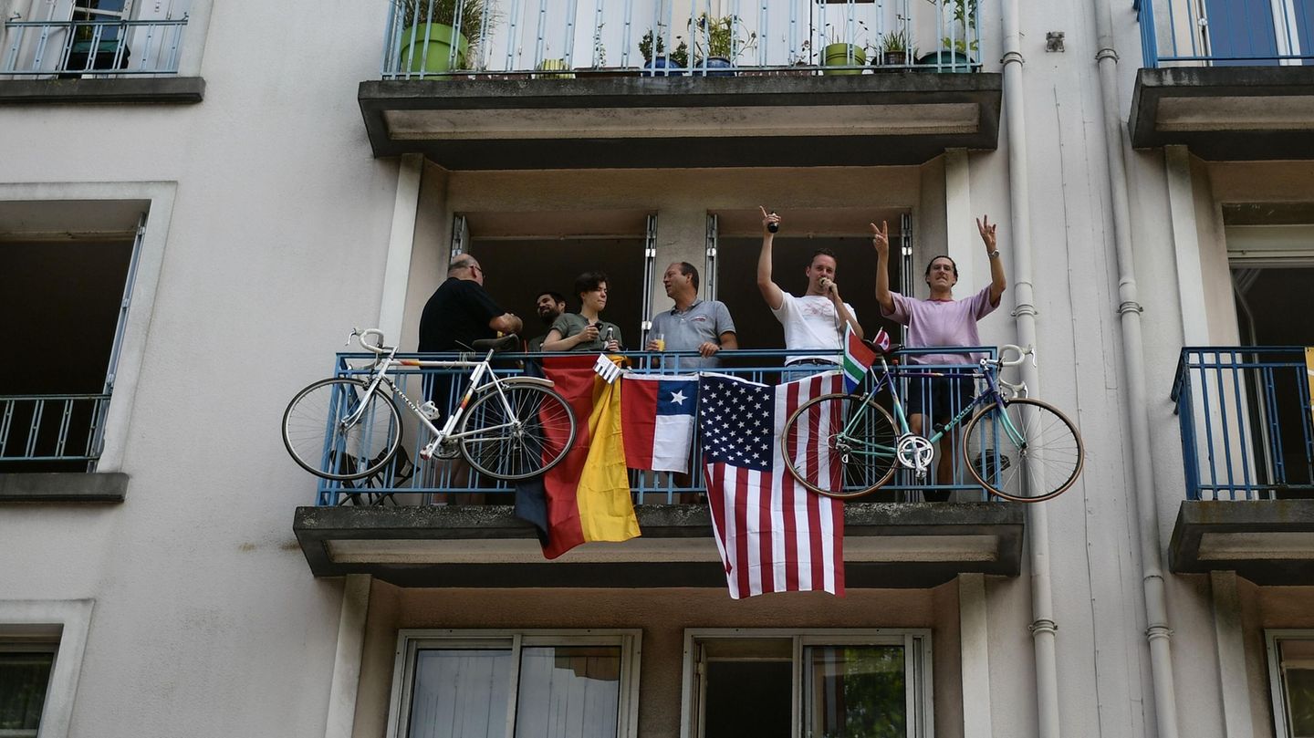 Deutsch-Amerikanische-Freundschaft gibt es natürlich immer noch - wie hier bei Tour-de-France-Zuschauern im Westen Frankreichs