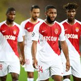 Vier Spieler des AS Monaco gehen nach einer Niederlage in der Champions League enttäuscht vom Platz