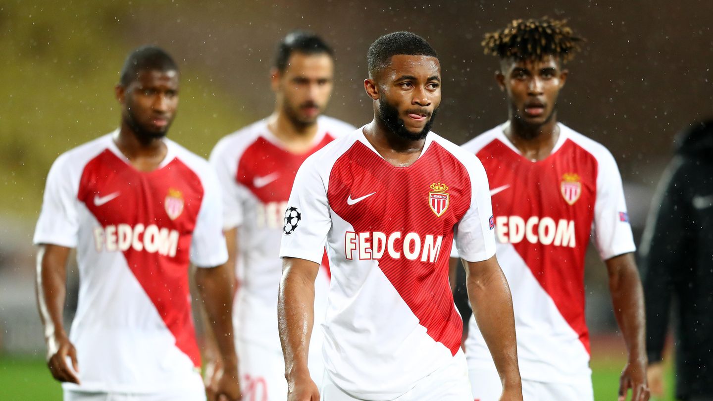 Vier Spieler des AS Monaco gehen nach einer Niederlage in der Champions League enttäuscht vom Platz