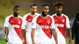 Vier Spieler des AS Monaco gehen nach einer Niederlage in der Champions League enttäuscht vom Platz