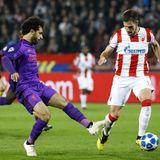 Mo Salah von Liverpool FC versucht mit links, seinem Gegenspieler von Roter Stern Belgrad den Ball abzunehmen