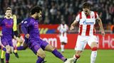 Mo Salah von Liverpool FC versucht mit links, seinem Gegenspieler von Roter Stern Belgrad den Ball abzunehmen