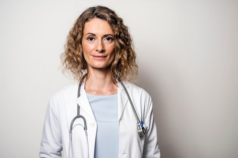 Eine Ärztin im weißen Kittel