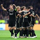 Die Spieler von Ajax Amsterdam bejubeln in einer Traube ein Tor in der Champions League