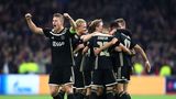 Die Spieler von Ajax Amsterdam bejubeln in einer Traube ein Tor in der Champions League