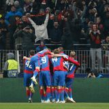 Die Spieler von ZSKA Moskau jubeln in einer Traube über ein Tor in der Champions League