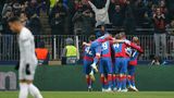 Die Spieler von ZSKA Moskau jubeln in einer Traube über ein Tor in der Champions League