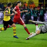 BVB-Stürmer Paco Alcacer trifft zum 3:2 gegen den FC Bayern München