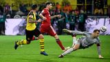 BVB-Stürmer Paco Alcacer trifft zum 3:2 gegen den FC Bayern München