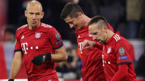 Robben, Ribéry und Lewandowski feiern 5:1 des FC Bayern über Benfica in der Champions League