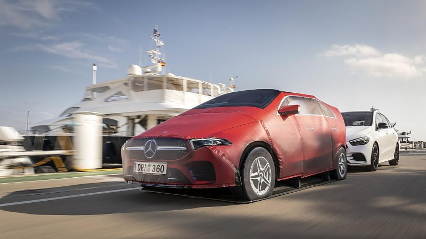 Der Mercedes-Benz B 200 bremst automatisch vor einem Hindernis