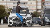 Der Mercedes-Benz B 200 erkennt auch Radfahrer und reagiert