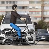 Der Mercedes-Benz B 200 erkennt auch Radfahrer und reagiert