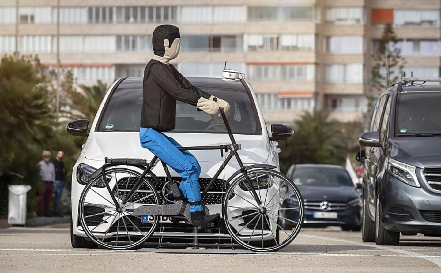 Der Mercedes-Benz B 200 erkennt auch Radfahrer und reagiert