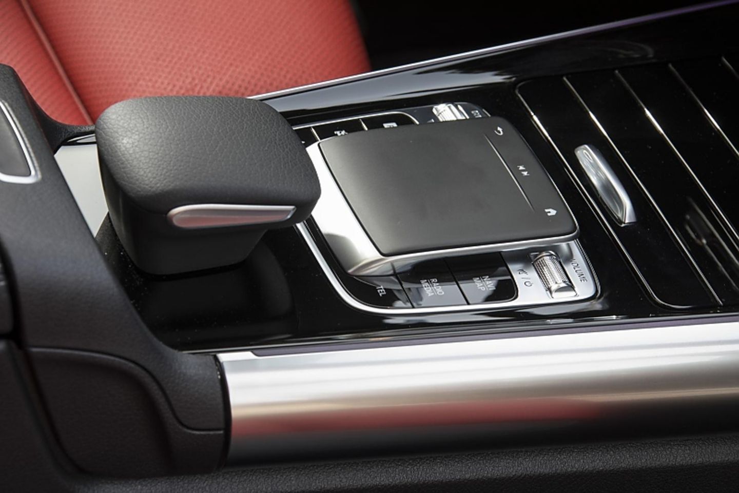 Die Einstellungen können im Mercedes-Benz B 200 auch über ein Touchpad gesteuert werden