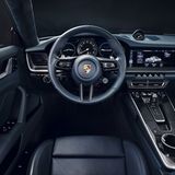 Die Tradition diktiert es: Drehzahlmesser im Zentrum des Cockpits