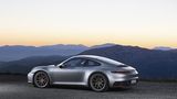 Hinten hat der Porsche 911 Baureihe 992 21 Zoll Räder