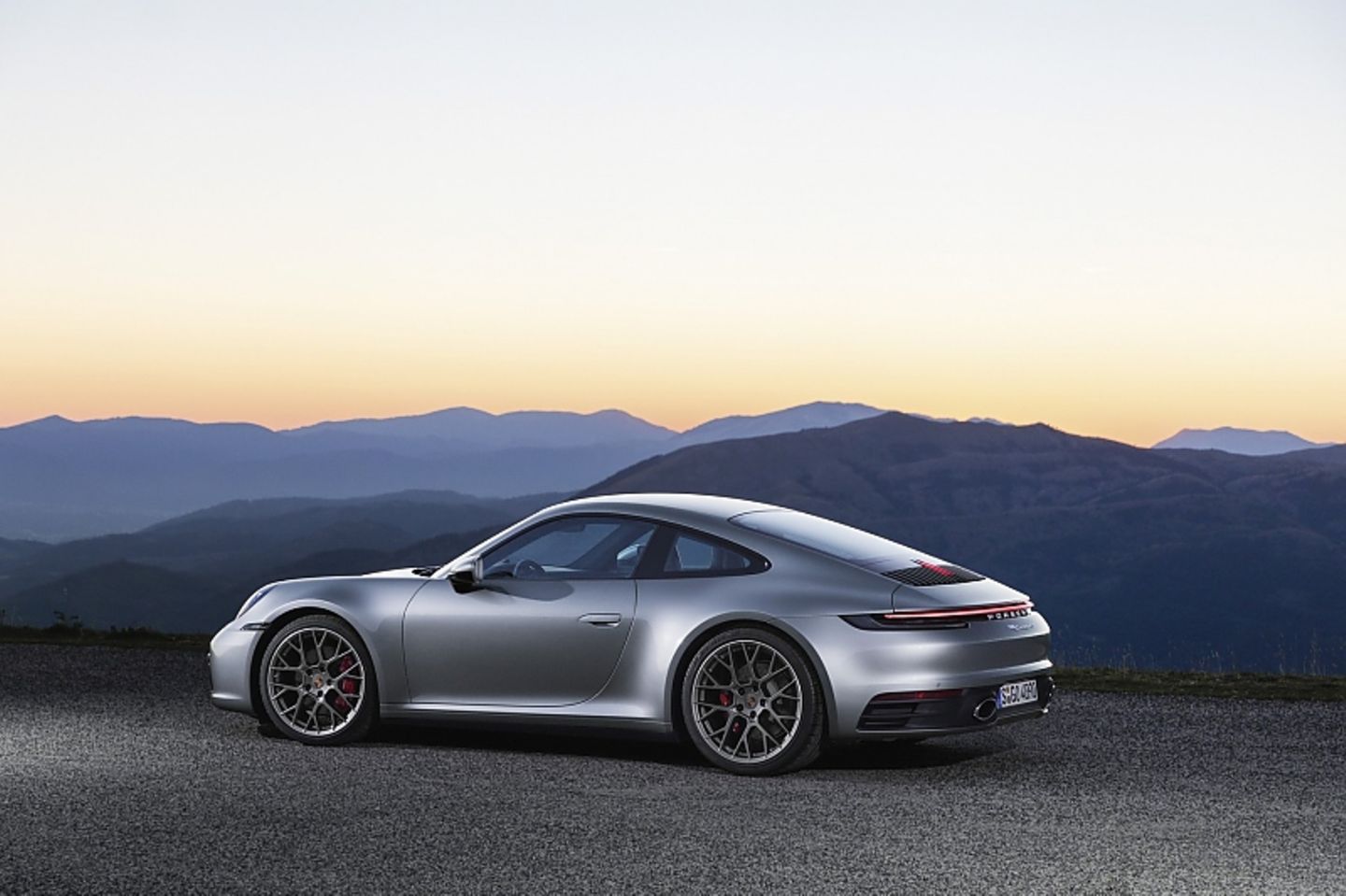 Hinten hat der Porsche 911 Baureihe 992 21 Zoll Räder