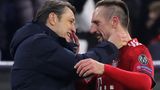 Trainer Niko Kovac (l.) vom FC Bayern München mit dem Spieler Franck Ribery