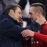Trainer Niko Kovac (l.) vom FC Bayern München mit dem Spieler Franck Ribery