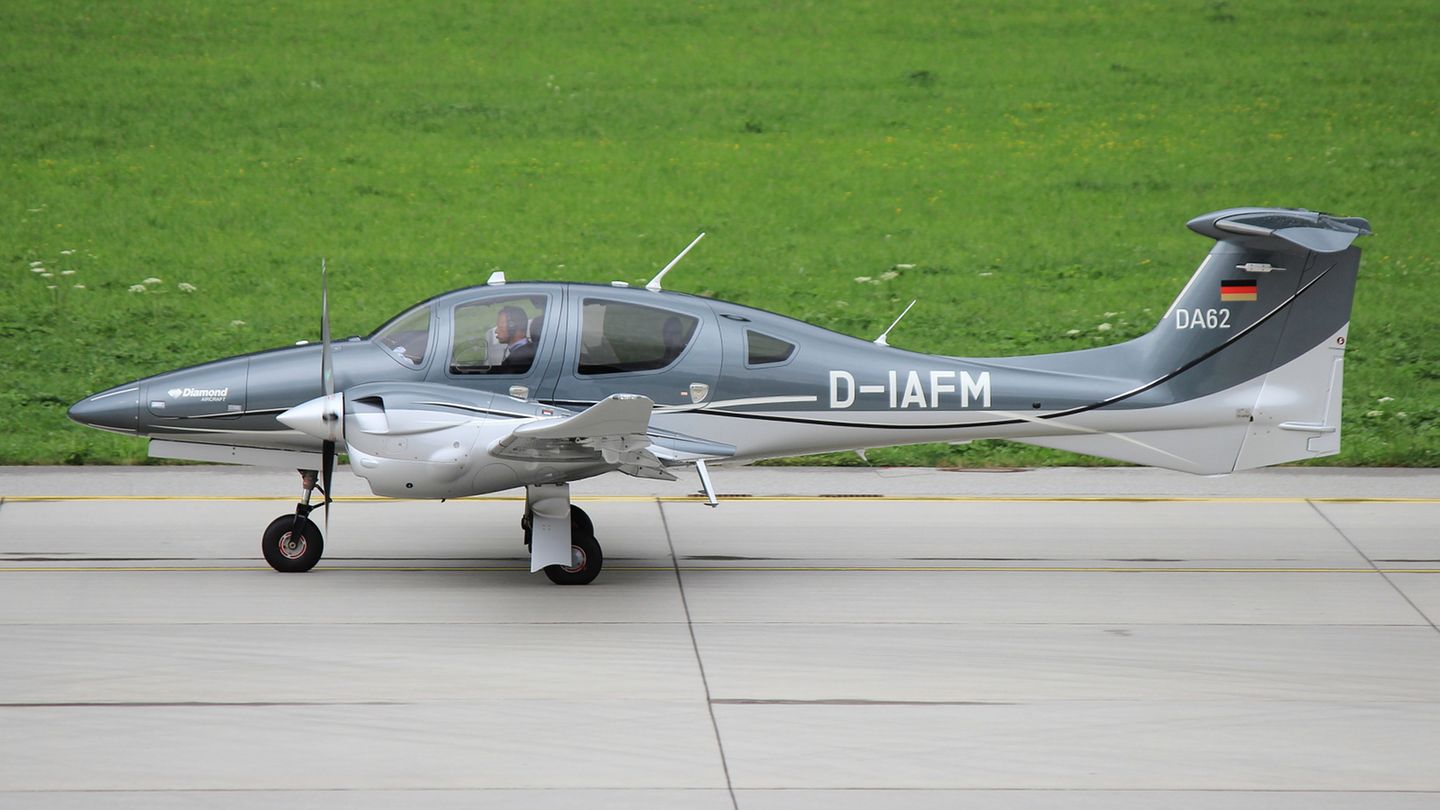 Dieses Foto machte ein Planespotter vor etwa zwei Jahren von der mutmaßlichen Privatmaschine von Friedrich Merz. Dem Profil nach zu urteilen sitzt Merz hier offenkundig selbst in der Pilotenkanzel.