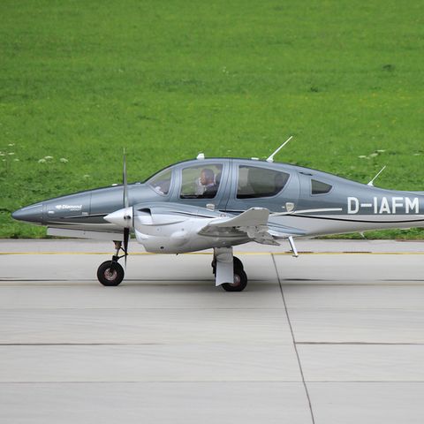 Dieses Foto machte ein Planespotter vor etwa zwei Jahren von der mutmaßlichen Privatmaschine von Friedrich Merz. Dem Profil nach zu urteilen sitzt Merz hier offenkundig selbst in der Pilotenkanzel.