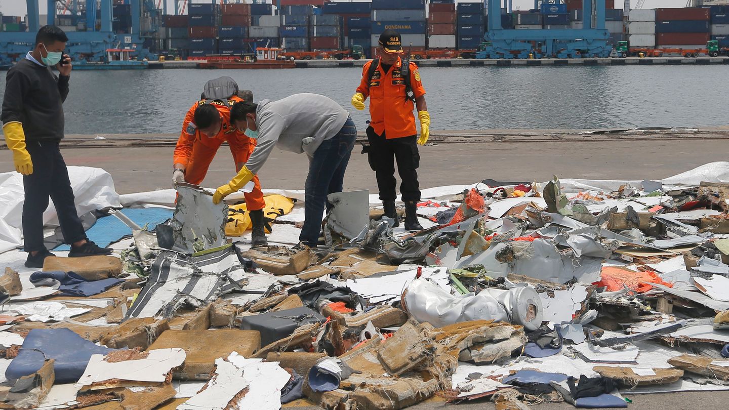 Ermittler untersuchen Wrackteile des am 29. Oktober 2018 kurz nach dem Start ins Meer gestürzten Passagierflugzeug der Fluggesellschaft Lion Air.