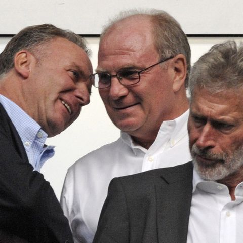 Karl-Heinz Rummenigge, Uli Hoeneß und Paul Breitner (v.l.) schauen 2009 gemeinsam ein Bundesliga-Match der Bayern