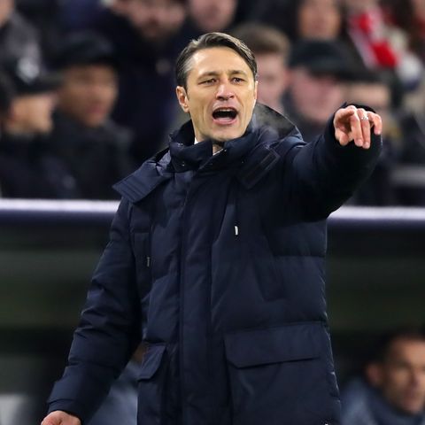 Niko Kovac dirigiert sein Team im Spiel gegen Benfica Lissabon