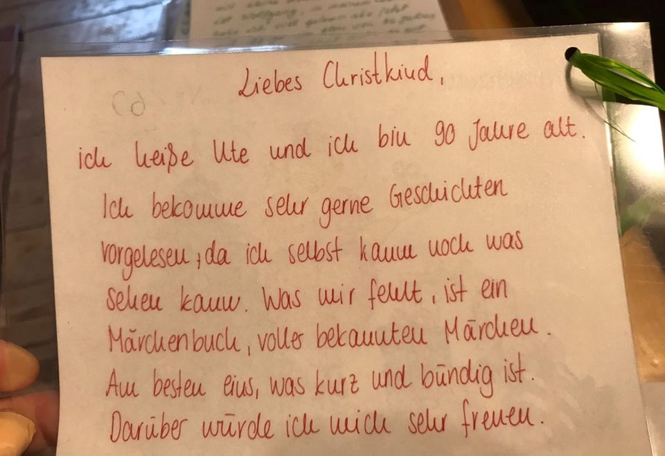 Dieser Mitbewohnerin des Altenheims fehlt noch ein Märchenbuch. Da sie selbst "kaum noch was sehen kann", würde sie sich außerdem über einen Vorleser freuen. Wunsch 3