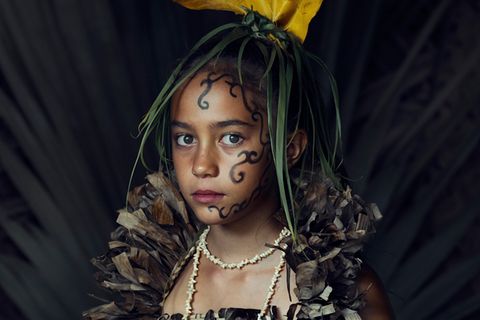 "Sitze so still wie möglich": Warum rinnt diesem Mädchen von den Marquesas eine Träne die Wange hinunter?