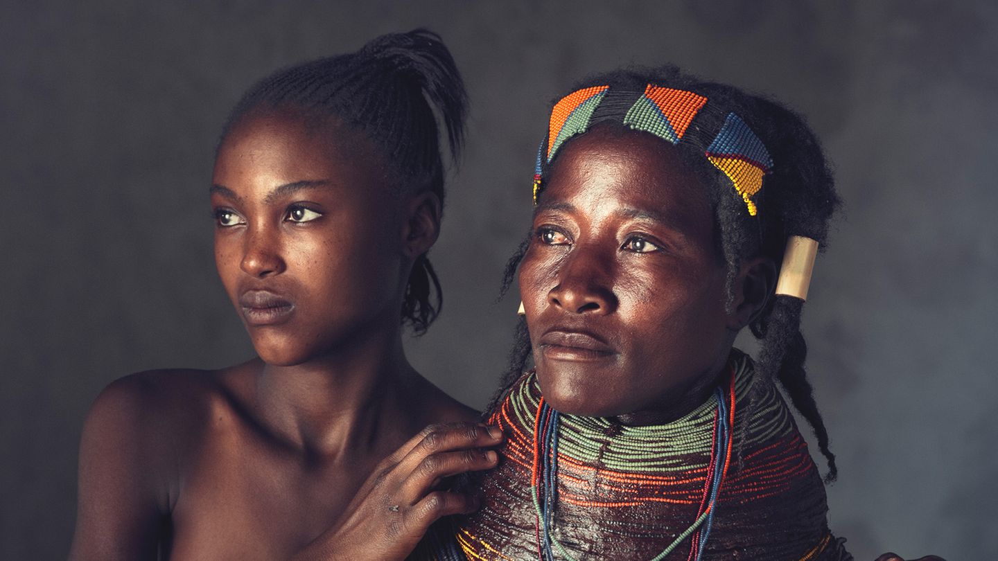 Ангола племена. Племя Мвилла Ангола. Африканские ангольские племена. Женщины племени Мвила.