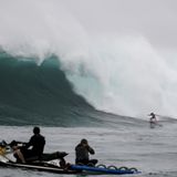 Auf Maui jagten zur selben Zeit die besten Big-Wave-Surfer der Welt den größten Wellen hinterher. Bei den Damen gewann Keala Kennelly, bei den Herren Billy Kemper.