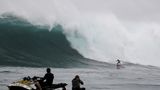 Auf Maui jagten zur selben Zeit die besten Big-Wave-Surfer der Welt den größten Wellen hinterher. Bei den Damen gewann Keala Kennelly, bei den Herren Billy Kemper.