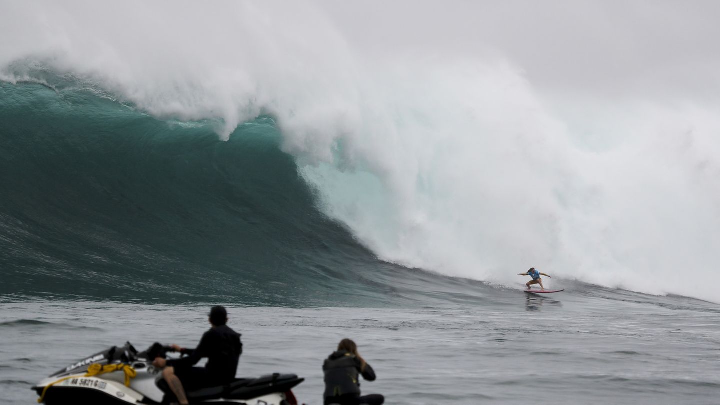 Auf Maui jagten zur selben Zeit die besten Big-Wave-Surfer der Welt den größten Wellen hinterher. Bei den Damen gewann Keala Kennelly, bei den Herren Billy Kemper.
