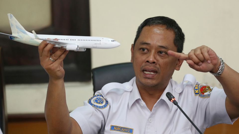 Der Ermittler des Nationalen Verkehrssicherheitskomitees, Nurcahyo Utomo, hält ein Modell eines Flugzeugs während einer Pressekonferenz über die vorläufigen Ergebnisse des Komitees zu seiner Untersuchung über den Absturz des Lion Air Fluges 610. 