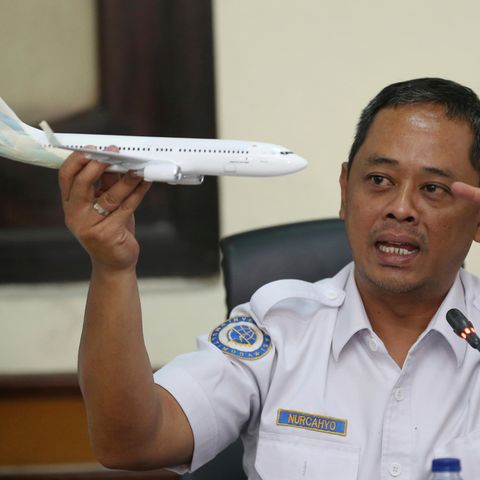 Der Ermittler des Nationalen Verkehrssicherheitskomitees, Nurcahyo Utomo, hält ein Modell eines Flugzeugs während einer Pressekonferenz über die vorläufigen Ergebnisse des Komitees zu seiner Untersuchung über den Absturz des Lion Air Fluges 610. 