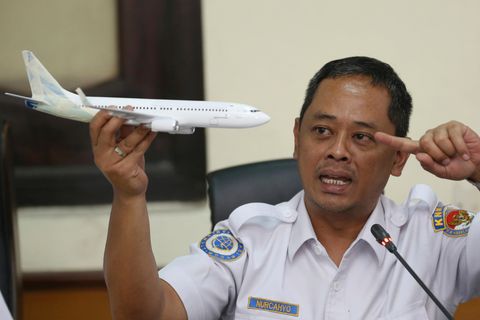 Der Ermittler des Nationalen Verkehrssicherheitskomitees, Nurcahyo Utomo, hält ein Modell eines Flugzeugs während einer Pressekonferenz über die vorläufigen Ergebnisse des Komitees zu seiner Untersuchung über den Absturz des Lion Air Fluges 610. 