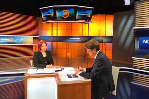 Lydia Benecke im Studio mit Rudi Cerne. Die Kriminalpsychologin erklärt am Mittwochabend drei Kriminalfälle aus wissenschaftlicher Sicht.