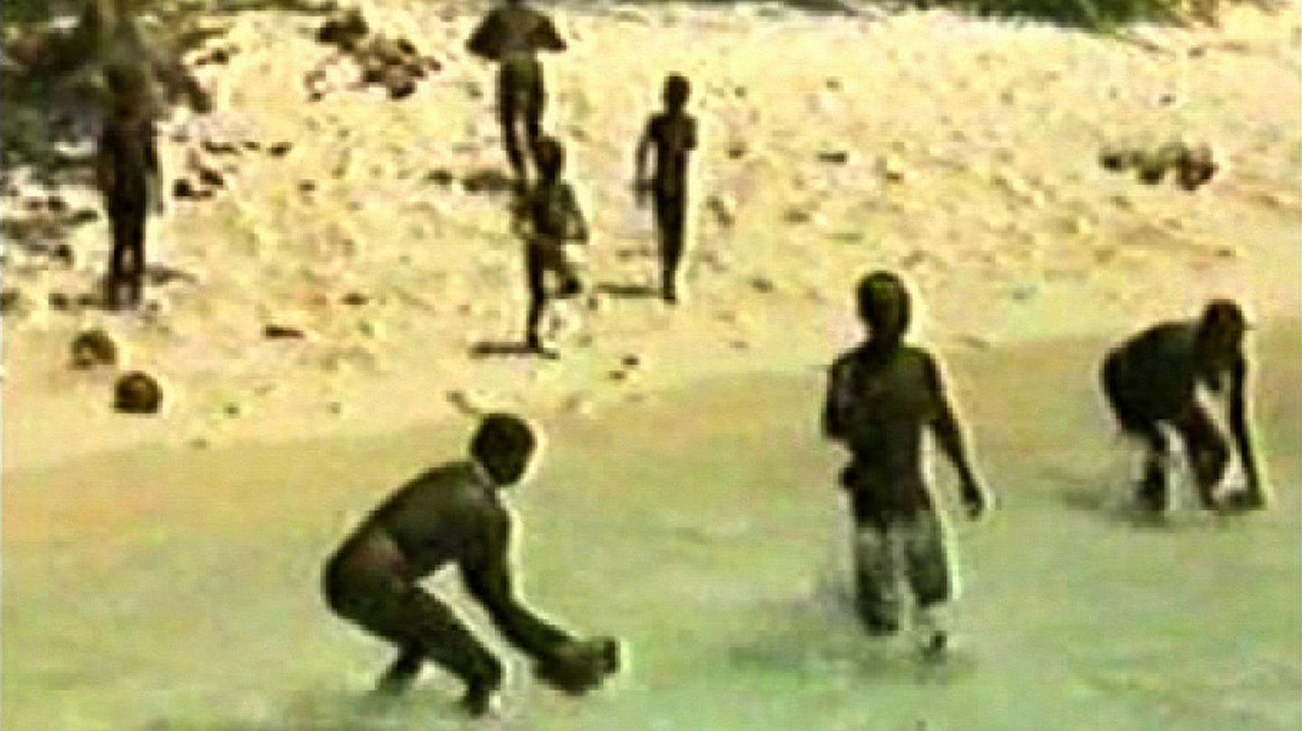 Das Standbild eines Videos zeigt Bewohner der für Außenstehende verbotenen indischen Insel North Sentinel