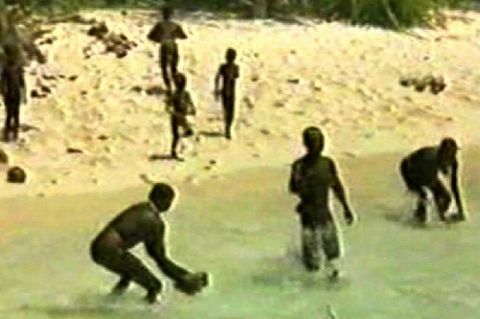 Das Standbild eines Videos zeigt Bewohner der für Außenstehende verbotenen indischen Insel North Sentinel