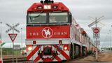 In zwei Tagen und zwei Nächten durchfährt "The Ghan" auch das Niemandsland, das rote Outback Australiens. Zwei Dieselloks mit jeweils 4000 PS sind auf der Etappe zwischen Darwin und Alice Springs unterwegs, eine Strecke, die erst im Januar 2004 in Betrieb genommen wurde.