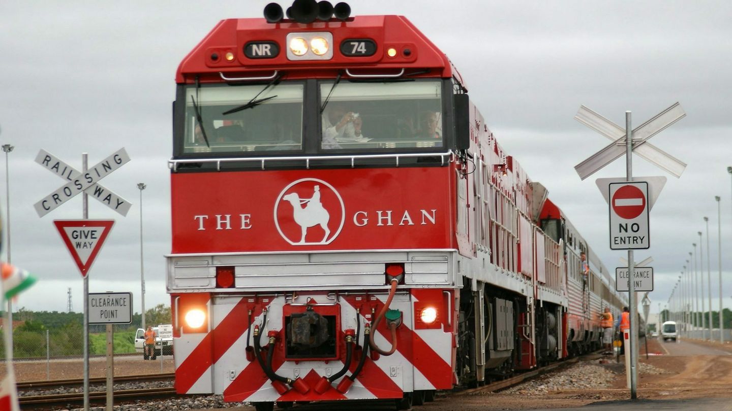 Von Darwin nach Alice Springs: In zwei Tagen und zwei Nächten durchfährt "The Ghan" auch das Niemandsland, das rote Outback Australiens. Zwei Dieselloks mit jeweils 4000 PS sind auf der Etappe zwischen Darwin und Alice Springs unterwegs, eine Strecke, die erst im Januar 2004 in Betrieb genommen wurde. In zwei Tagen und zwei Nächten durchfährt "The Ghan" auch das Niemandsland, das rote Outback Australiens. Zwei Dieselloks mit jeweils 4000 PS sind auf der Etappe zwischen Darwin und Alice Springs unterwegs, eine Strecke, die erst im Januar 2004 in Betrieb genommen wurde.