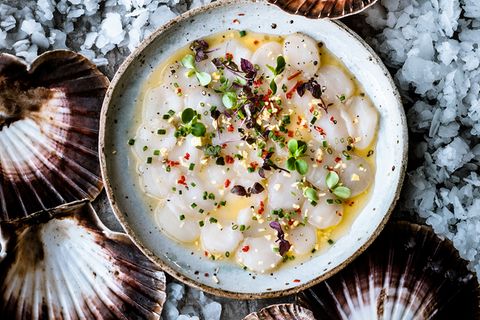Dünn aufgeschnittenes Muschelfleisch mit Würzkräutern und Zitrus-Vinaigrette